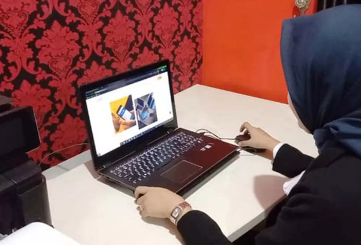 Ilustrasi - Mata lelah karena Computer Vision Syndrome kerap dialami pekerja digital. Insto Dry Eyes membantu mengurangi gejala mata kering. (Dok. Didit Fauzi Hendrian)