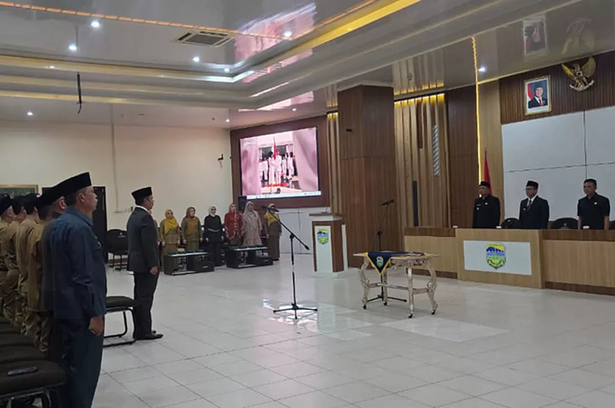 Bupati Tasikmalaya Cecep Nurul Yakin melantik Penjabat Sekretaris Daerah Kabupaten Tasikmalaya di Oproom Setda Kabupaten Tasikmalaya, Senin (12/1/2026). (Dok. DFK)