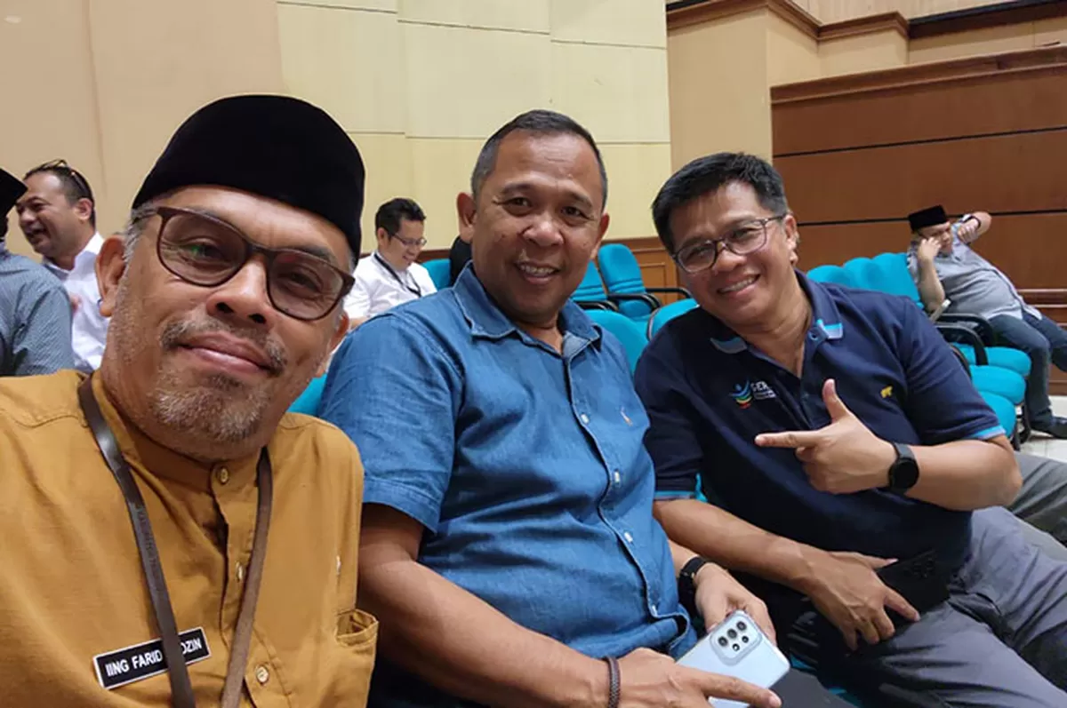 Kepala BKPSDM Kabupaten Tasikmalaya Drs. H. Iing Farid Khozin, M.Si (kiri) memberikan keterangan terkait pengangkatan Penjabat Sekda (Dok. DFK)