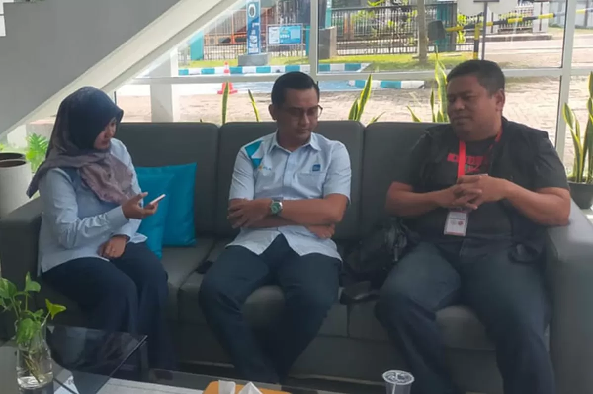 Anggota DPRD Kota Tasikmalaya Kepler Sianturi (kanan) saat berdiskusi dengan pihak PLN UP3 Tasikmalaya terkait sistem pembayaran listrik PJU berbasis abodemen. (Dok. Asep M.S)