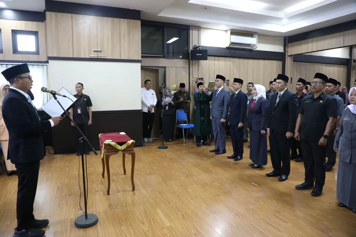 Wali Kota Tasikmalaya melantik pejabat pimpinan tinggi pratama dan puluhan kepala sekolah di Aula Bale Kota Tasikmalaya, Rabu 13 Januari 2026 sore. (Dok. Asep M.S)