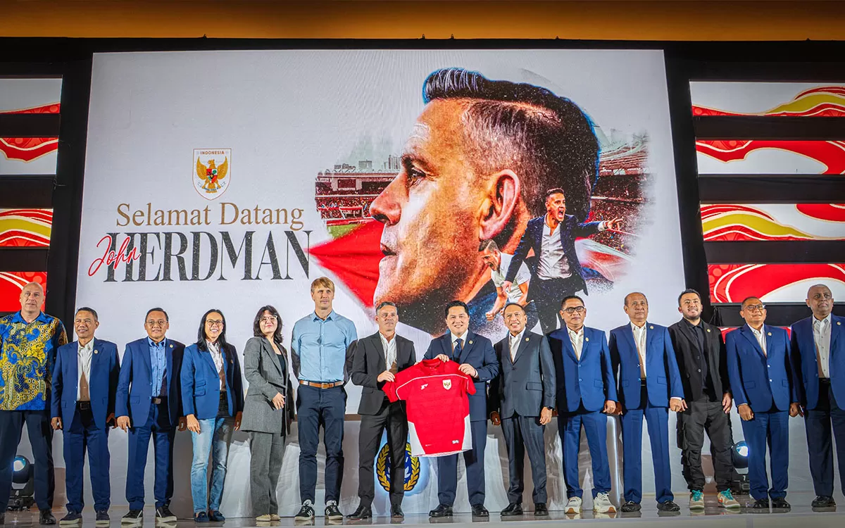 Jay Idzes dan Kevin Diks menyambut John Herdman di Timnas Indonesia. Pelatih baru John Herdman resmi diperkenalkan PSSI di Jakarta,&nbsp;Rabu, 14 Januari 2026. (Dok. PSSI)