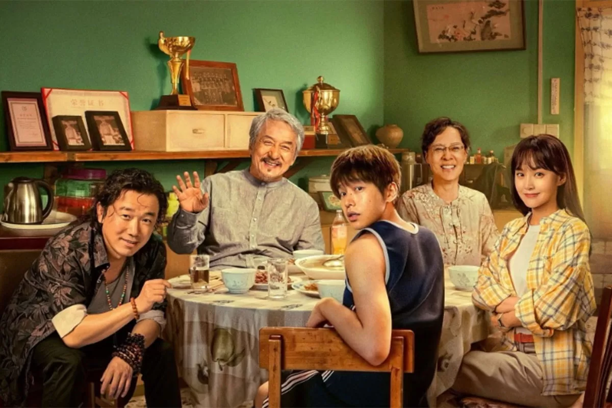 Update Jadwal Film Transmart Tasikmalaya XXI Rabu 14 Januari 2026, Unexpected Family menghadirkan sisi baru Jackie Chan. (Dok. IMDb)