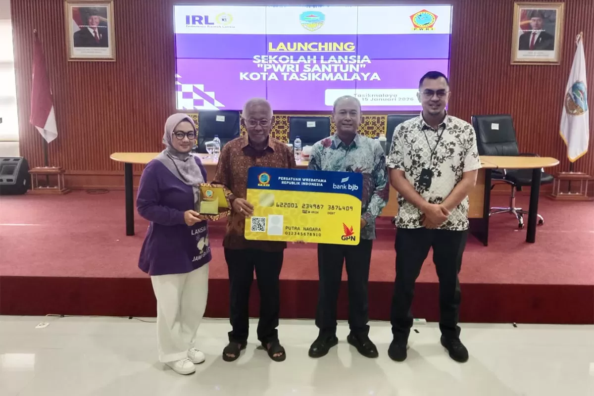 Sekretaris Daerah Kota Tasikmalaya, Drs. Asep Goparulohm (kedua dari kanan), bersama Ketua PWRI Kota Tasikmalaya, H. Rahmat Kurnia, usai peluncuran Sekolah Lansia PWRI Santun, Kamis 15 Januari 2026. (Dok. Asep M.S)