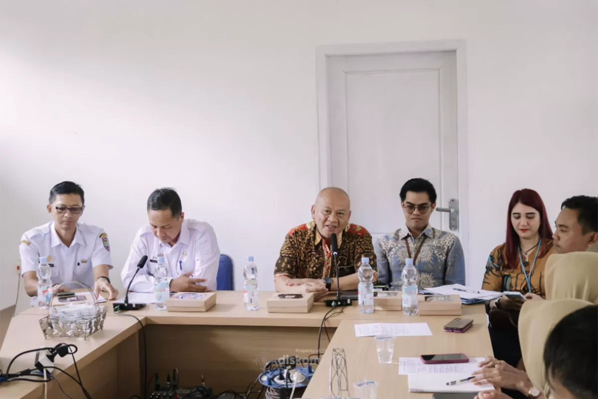 Diskominfo Ciamis bersama PT DSI menggelar bimtek call taker 112 guna memperkuat layanan 112 bagi masyarakat Ciamis. (Dok. Kominfo Ciamis)
