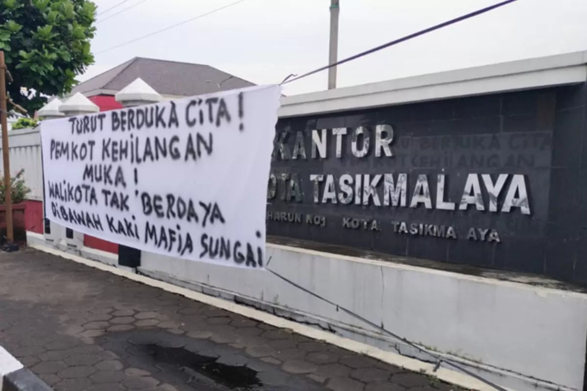 Spanduk kritik kebijakan lingkungan Pemkot Tasikmalaya terpasang di Balekota dan DPRD, desakan agar aturan lingkungan ditegakkan konsisten, Kamis 15 Januari 2026. (Dok. Asep M.S)