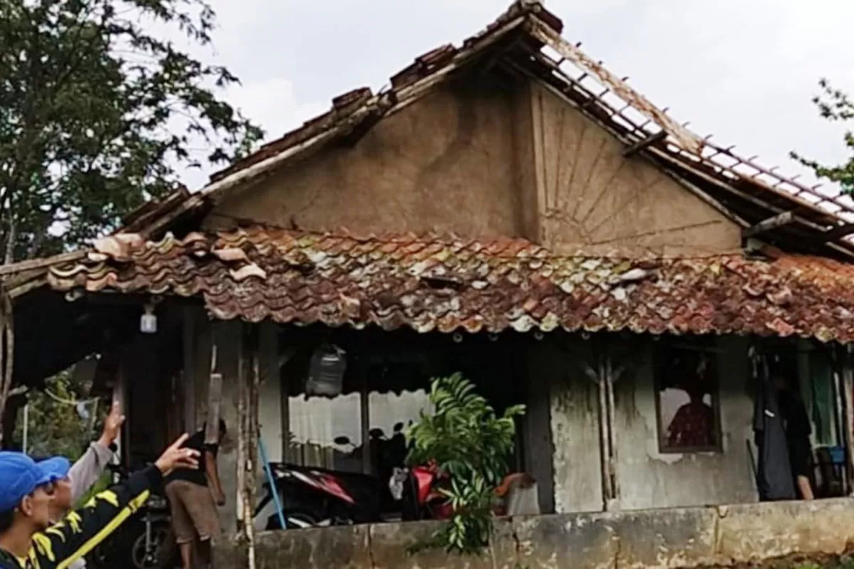Cuaca ekstrem berupa hujan deras disertai angin kencang menerjang Desa Tarunajaya, Kecamatan Sukaraja, Kabupaten Tasikmalaya, pada Jumat sore (16/1/2026). (Dok. DFK)