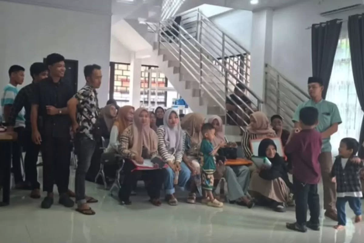 Aksi pedagang es kelapa di Gowa Sulsel yang mendaftarkan 24 kerabat haji viral dan menuai decak kagum warganet. (Instagram/undercover.id)