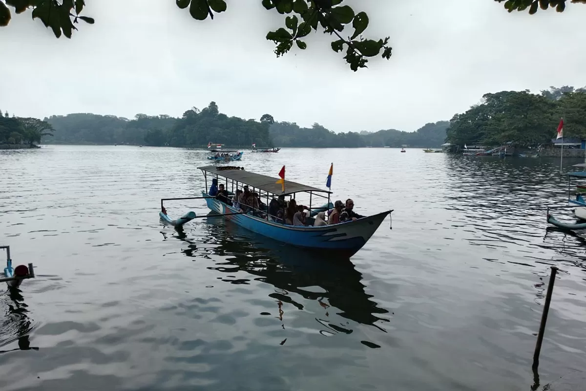 Tukang perahu di Obyek Wisata Situ Gede Kota Tasikmalaya mengeluhkan larangan Telolet yang disebut berdampak pada omzet. (Dok. Asep M.S)