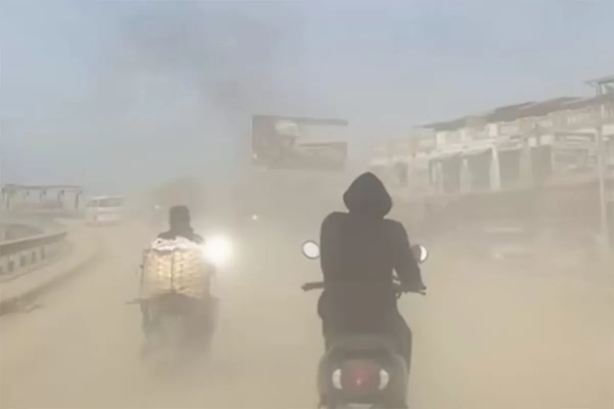 Debu pascabanjir menyelimuti Aceh Tamiang hampir dua bulan pascabanjir. Warga dihadapkan pada ancaman ISPA yang kian mengkhawatirkan. (Instagram/soviaaudita)