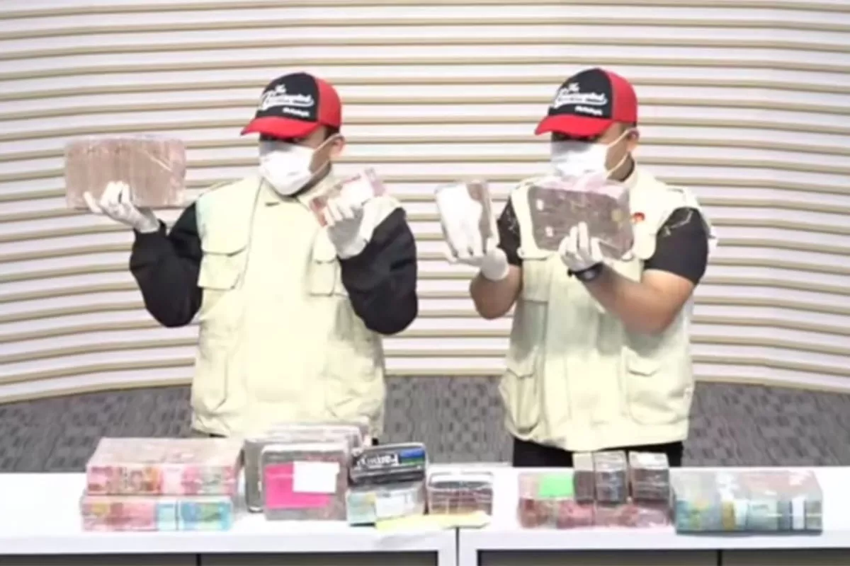 KPK menetapkan Bupati Pati dan tiga kepala desa sebagai tersangka OTT pengisian perangkat desa dengan barang bukti uang Rp2,6 miliar. (YouTube/KPK)