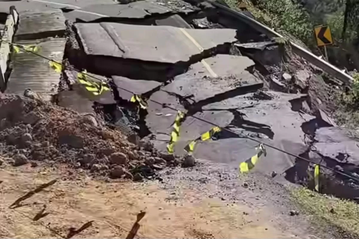 Jalan putus membuat desa terisolir di Aceh Tengah hanya bisa dijangkau lewat jalur ekstrem, dari bekas longsor hingga menyeberang sling.   (Instagram/backpackertinggi_)