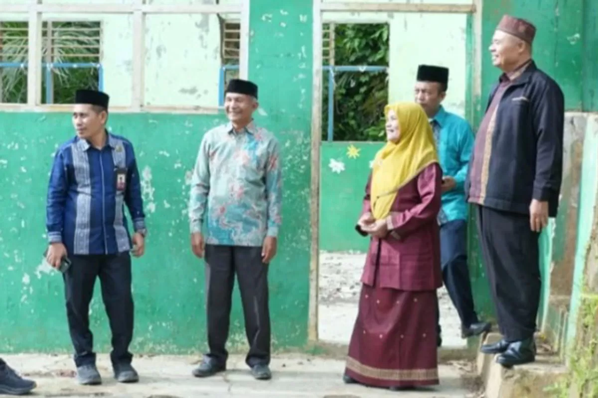 Guru Tapsel Nur Ali hibahkan 7500 meter tanah demi sekolah pascabanjir bandang, wujud kepedulian pada masa depan pendidikan. (Dok. Kemenag)