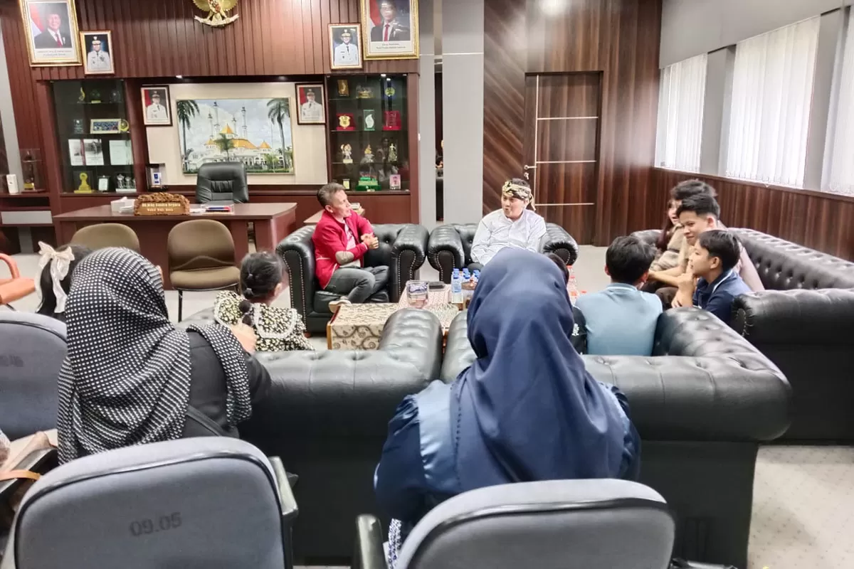 Royalti musik jadi perhatian Musisi Kota Tasikmalaya. Bertemu Diky Chandra, pada Rabu 21 Januari 2026, mereka mendorong sosialisasi LMKN demi kepastian hukum. (Dok. Asep M.S)