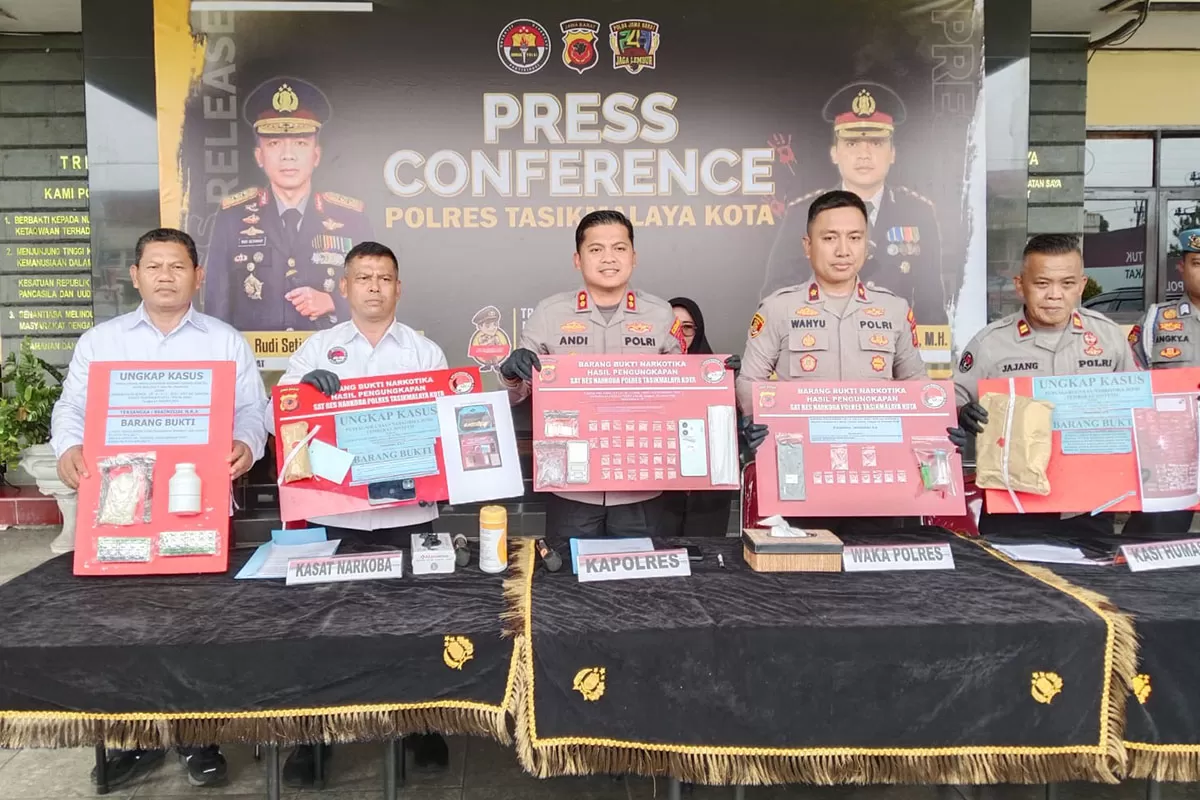 Satresnarkoba Polres Tasikmalaya Kota mengungkapkan lima kasus penyalahgunaan narkotika dan mengamankan lima tersangka,&nbsp;saat menggelar konferensi pers, pada Rabu 20 Januari 2026. (Dok. Asep M.S)