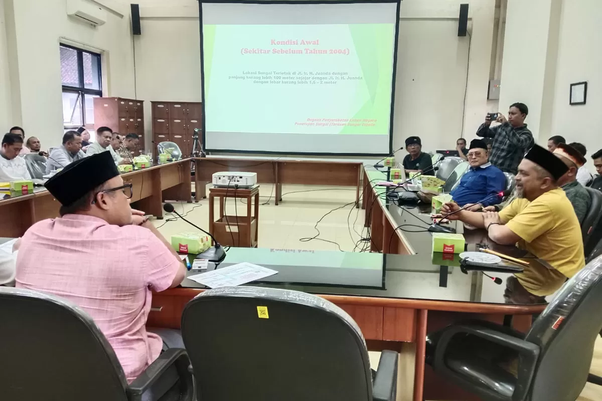Audiensi KRPL Tasikmalaya bersama Komisi III DPRD Kota Tasikmalaya menyoroti dugaan pelanggaran lingkungan proyek lapang padel di Jalan Ir H Juanda, Kamis (22/1/2026). (Dok. Asep M.S)