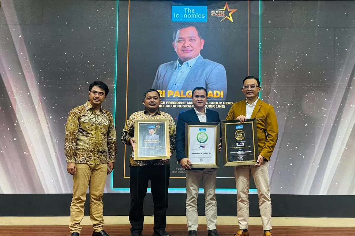 JNE menyabet tiga penghargaan Indonesia Best Halal Awards 2026 dan tampil sebagai narasumber di Marketing &amp; Halal Summit 2026. (Dok. JNE)