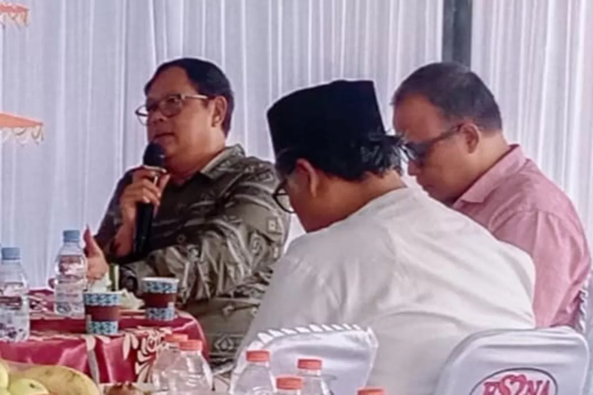 Bapenda Kota Tasikmalaya Hadi Riaddy, S.IP memberikan penjelasan terkait pencapaian PAD Kota Tasikmalaya tahun 2025 dan target pencapaian PAD 2026. (Dok. Asep M.S)