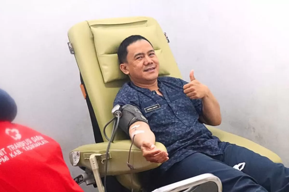 Salah seorang dokter umum rumah sakit melakukan donor darah rutin di BDRS RSUD KHZ Musthafa Kabupaten Tasikmalaya. (Dok. RSUD KHZ Musthafa)