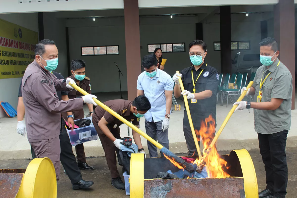 Kepala Kejari Kabupaten Tasikmalaya, Jimmy Didi Setiawan (kiri) turut memusnahkan barang bukti dan barang rampasan dari 28 perkara pidana yang telah inkracht, Kamis (22/1/2026). (Dok. DFK)