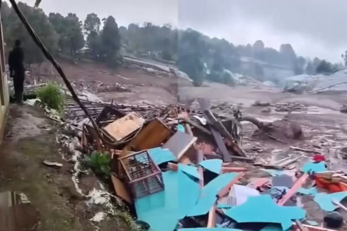 Bencana Longsor di Cisarua Bandung Barat menyebabkan korban longsor bertambah. Puluhan rumah rusak, pencarian masih berlanjut. (Instagram/infojawabarat)