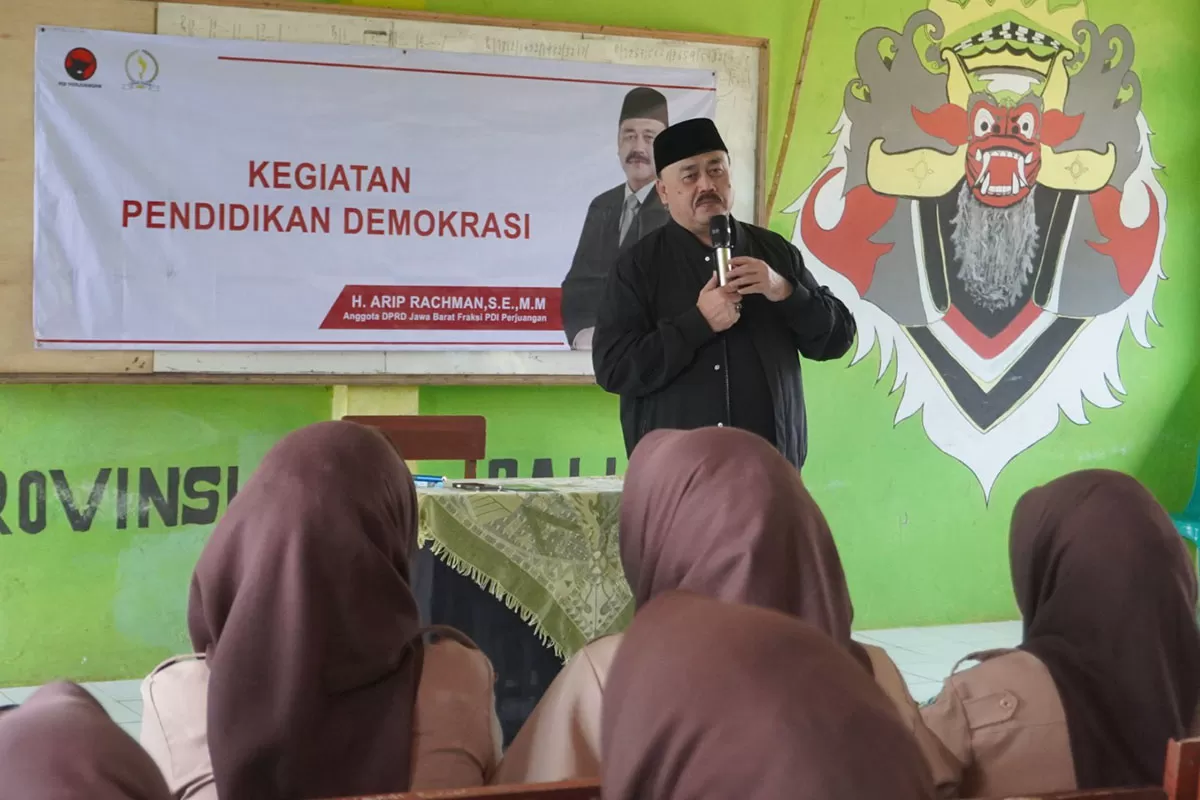 Pendidikan politik di SMK Islam Paniis Tasikmalaya memperkuat demokrasi pemilih pemula bersama Anggota DPRD Jawa Barat&nbsp; Fraksi PDI Perjuangan, Arip Rachman, Sabtu (24/1/2026). (Dok. DFK)