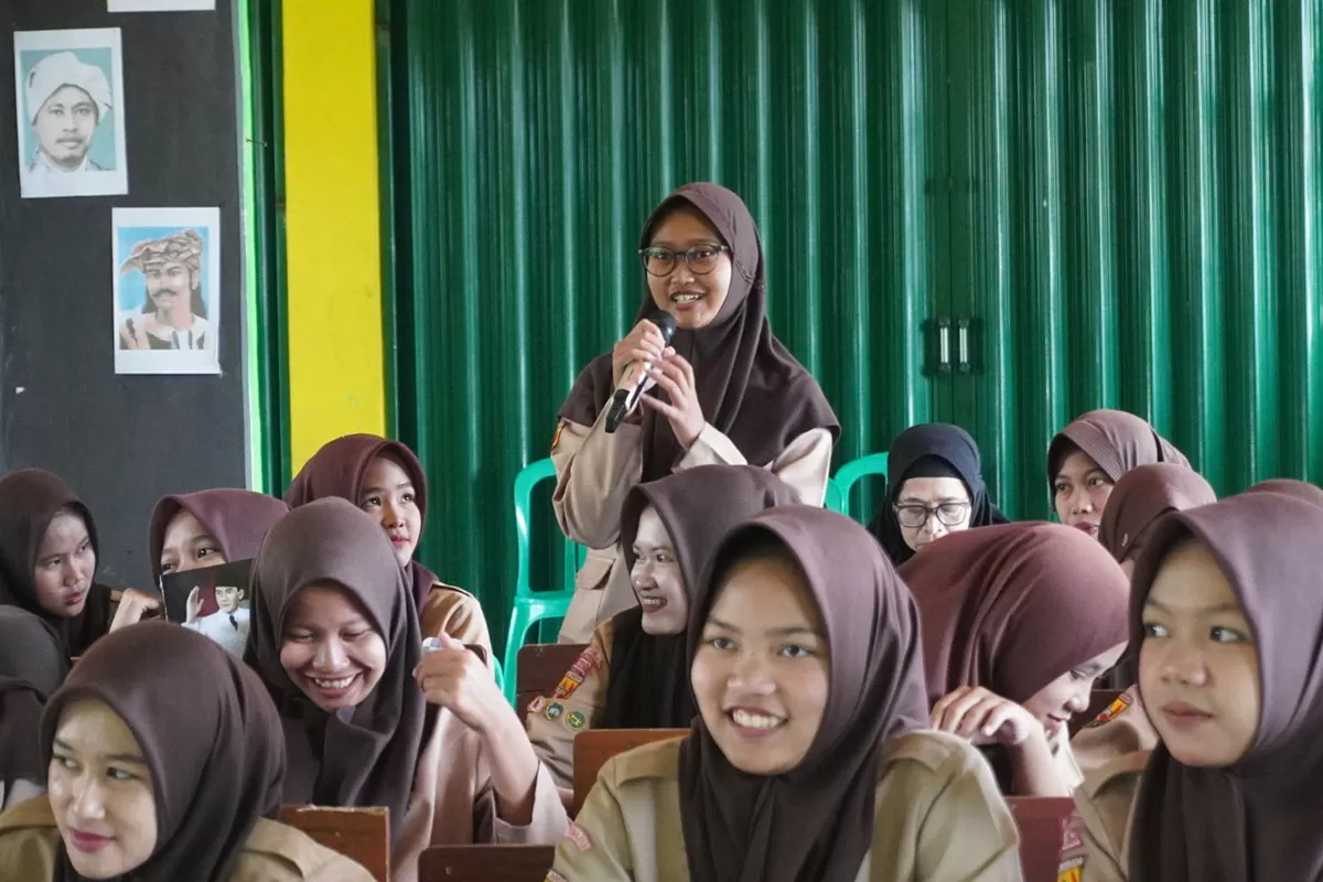 Pendidikan demokrasi di SMK Islam Paniis Tasikmalaya membekali pelajar literasi politik untuk menangkal hoaks, disampaikan DPRD Jabar Arip Rachman, Sabtu (24/1/2026). (Dok. DFK)
