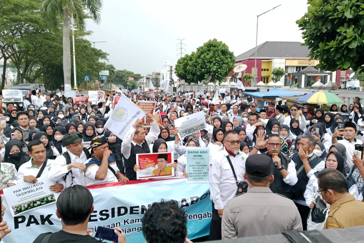 Ribuan guru madrasah dan guru swasta di Tasikmalaya mendatangi Balekota Tasikmalaya untuk mempertanyakan pengangkatan petugas SPPG,&nbsp;Senin 25 Januari 2026. (Dok. Asep M.S)
