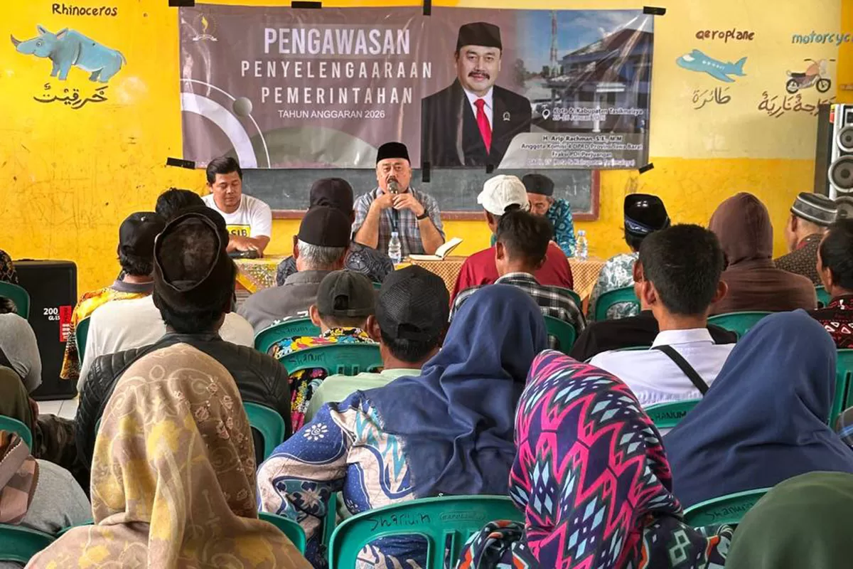 Anggota Komisi IV DPRD Jabar Arip Rachman menyerap aspirasi warga saat pengawasan pemerintahan di Madrasah Nurul Hidayah, Leuwisari, Tasikmalaya,&nbsp;Minggu (25/1/2026). (Dok. DFK)