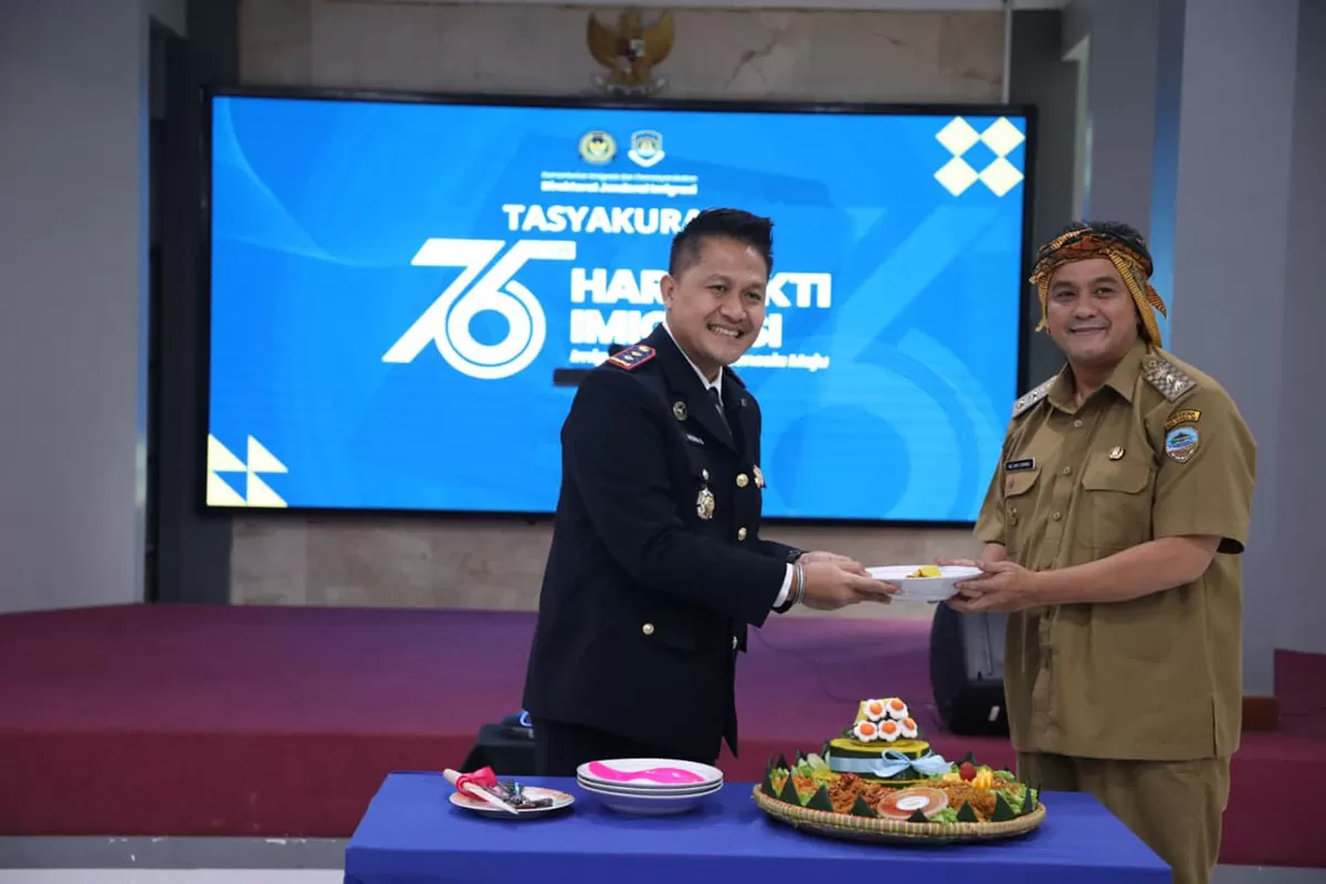 Kepala Imigrasi Tasikmalaya Indra Bangsawan bersama Wakil Wali Kota Rd Diky Candra Negara dalam peringatan Hari Bakti Imigrasi ke-76 di Aula Kantor Imigrasi Tasikmalaya, Senin, 26 Januari 2026. (Dok. Asep M.S)