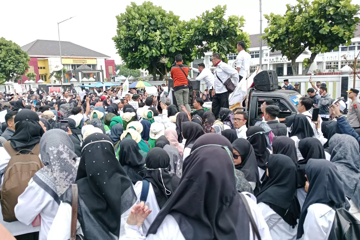 Ribuan guru madrasah dan sekolah swasta di Kota Tasikmalaya menggelar aksi damai mempertanyakan rencana pengangkatan petugas SPPG menjadi PPPK,&nbsp;Senin (25/1/2026). (Dok. Asep M.S)