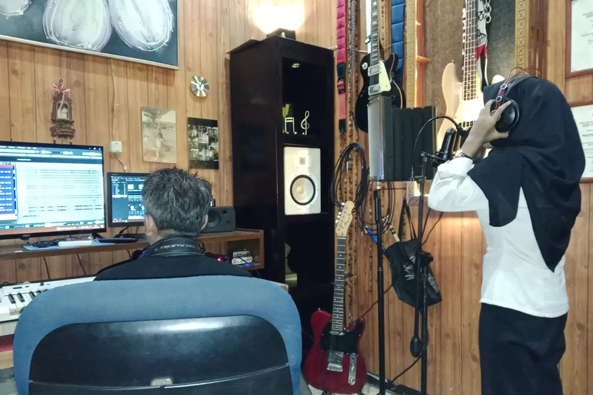 Zasqia Triana, pelajar SMKN 1 Ciamis, merampungkan rekaman tiga lagu pop karya Irvan Kawalu di Atap Digital Studio Tasikmalaya. (Dok. Asep M.S)