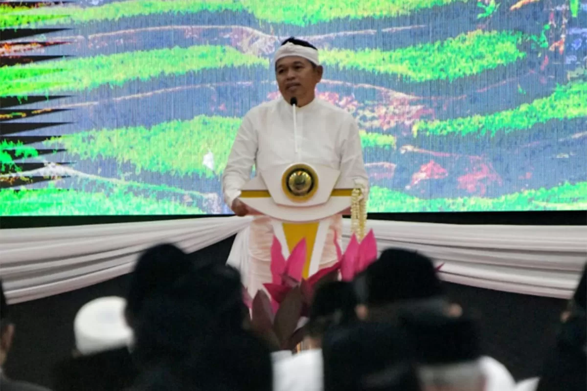 Dedi Mulyadi menyoroti fungsi gunung pasca longsor Cisarua serta mengajak MUI Jabar memperkuat kesadaran lingkungan masyarakat, Selasa, 27 Januari 2026.  (Dok. Humas Jabar)