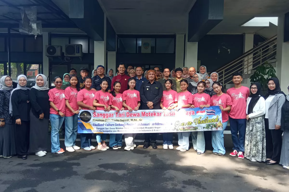Wakil Wali Kota Tasikmalaya Diky Candra Negara berfoto bersama Kontingen Seni Tasikmalaya peserta Thailand Culture Exchange Festival usai pelepasan di halaman Kantor Disporabudpar Dadaha, Selasa pagi 27 Januari 2026. (Dok. Asep M.S)