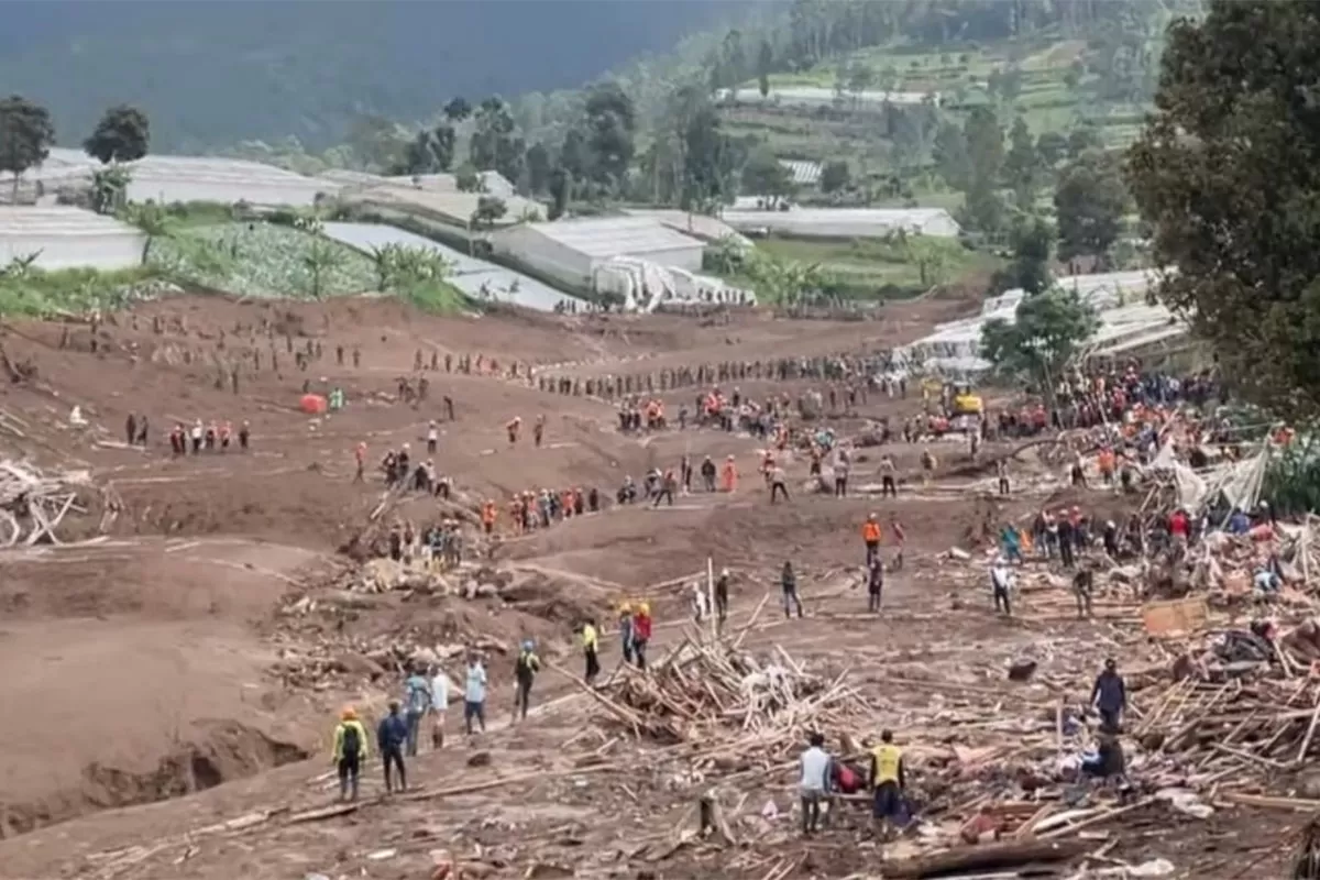 Cerita warga Cisarua, Kabupaten Bandung Barat saat tanah longsor menghantam rumah. (Instagram/gumihooo15)