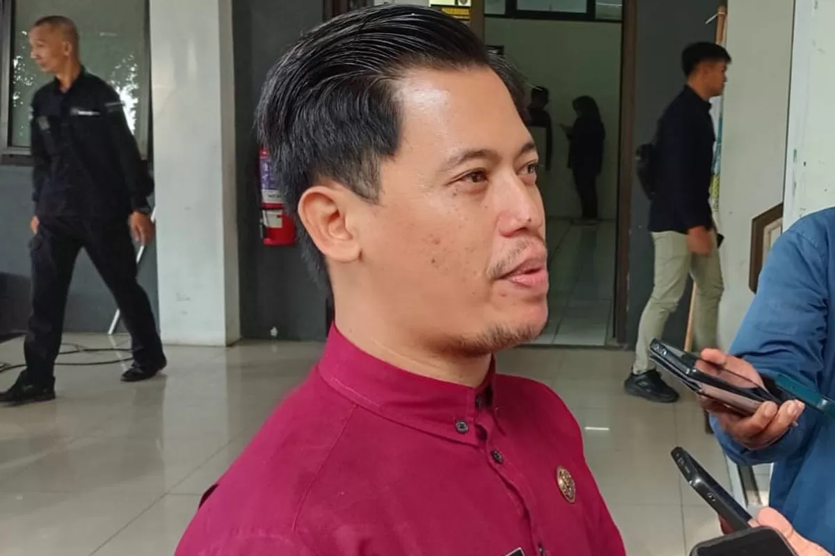 Pimpinan Sanggar Seni Dewa Motekar, Chris Novika Supardi, M.Pd., diwawancarai wartawan usai pelepasan oleh Wakil Wali Kota Tasikmalaya di Kantor Disporabudpar, Selasa 27 Januari 2026. (Dok. Asep M.S)