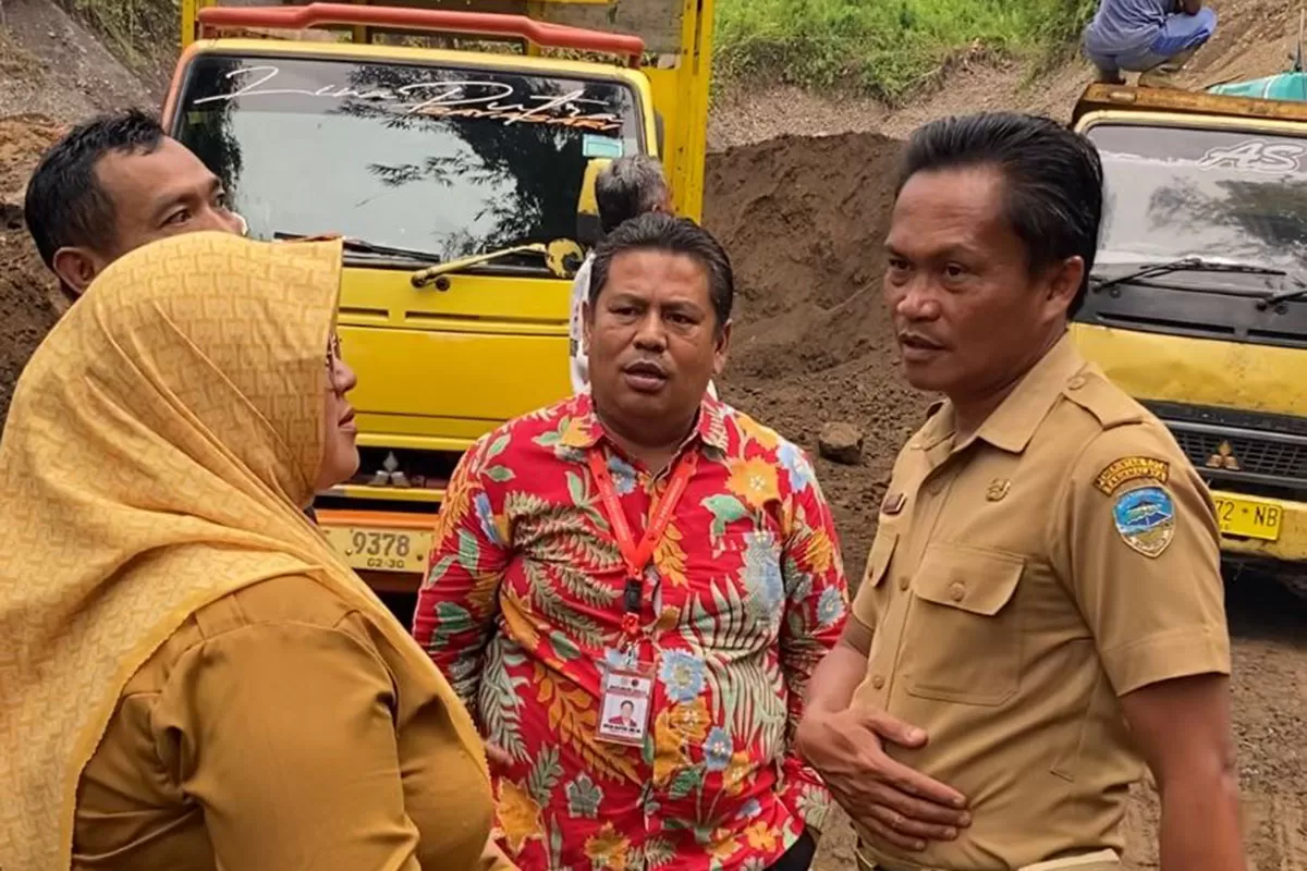 Anggota Fraksi PDI Perjuangan DPRD Kota Tasikmalaya, Kepler Sianturi (tengah), bersama pengurus Kecamatan Bungursari dan Satpol PP saat sidak galian C di Kampung Sukalaksana, Senin sore, 26 Januari 2026. (Dok. Asep M.S)