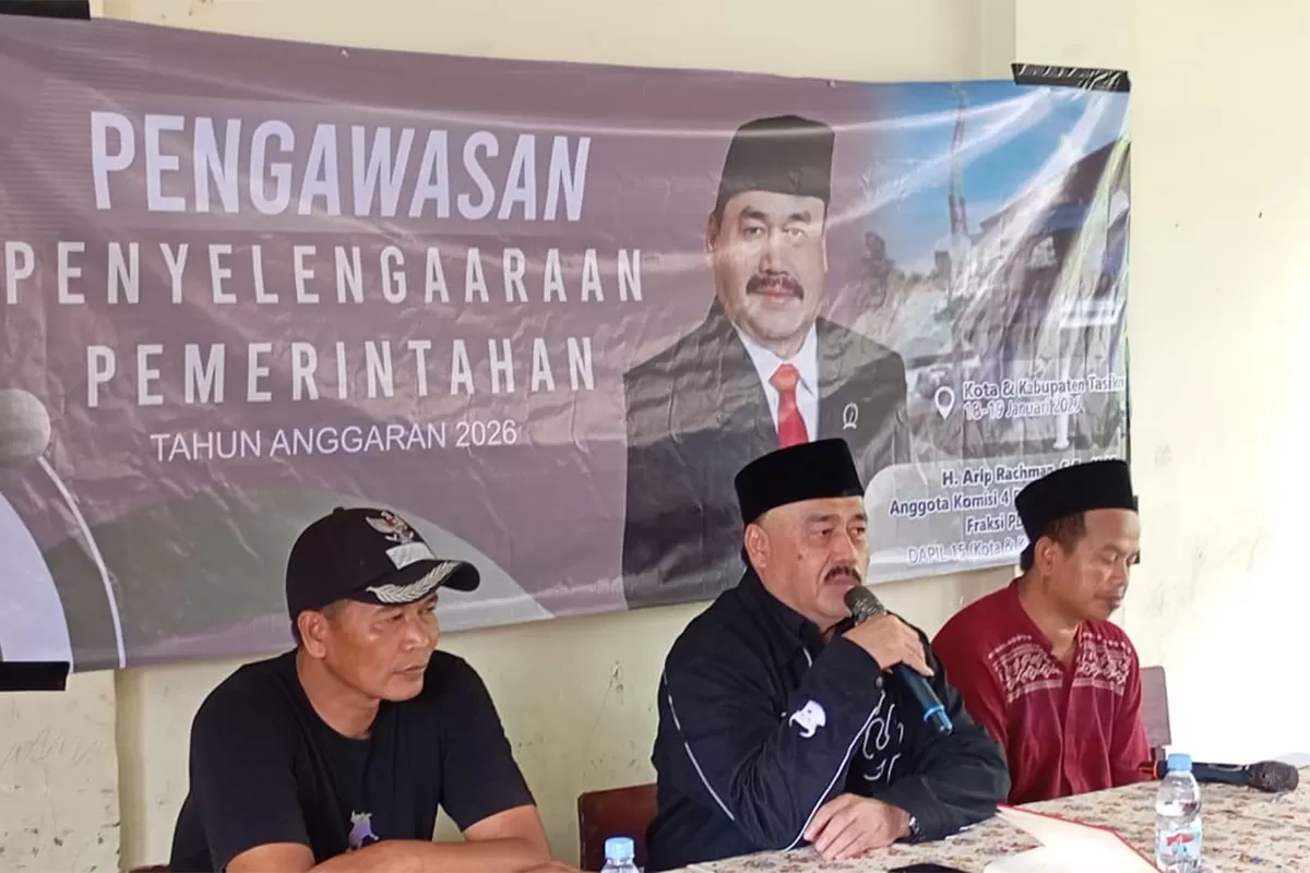Anggota Komisi IV DPRD Jawa Barat, Arip Rachman, menampung aspirasi warga terkait pembangunan infrastruktur irigasi saat kegiatan pengawasan pemerintahan di Kabupaten Tasikmalaya, belum lama ini. (Dok. DFK)
