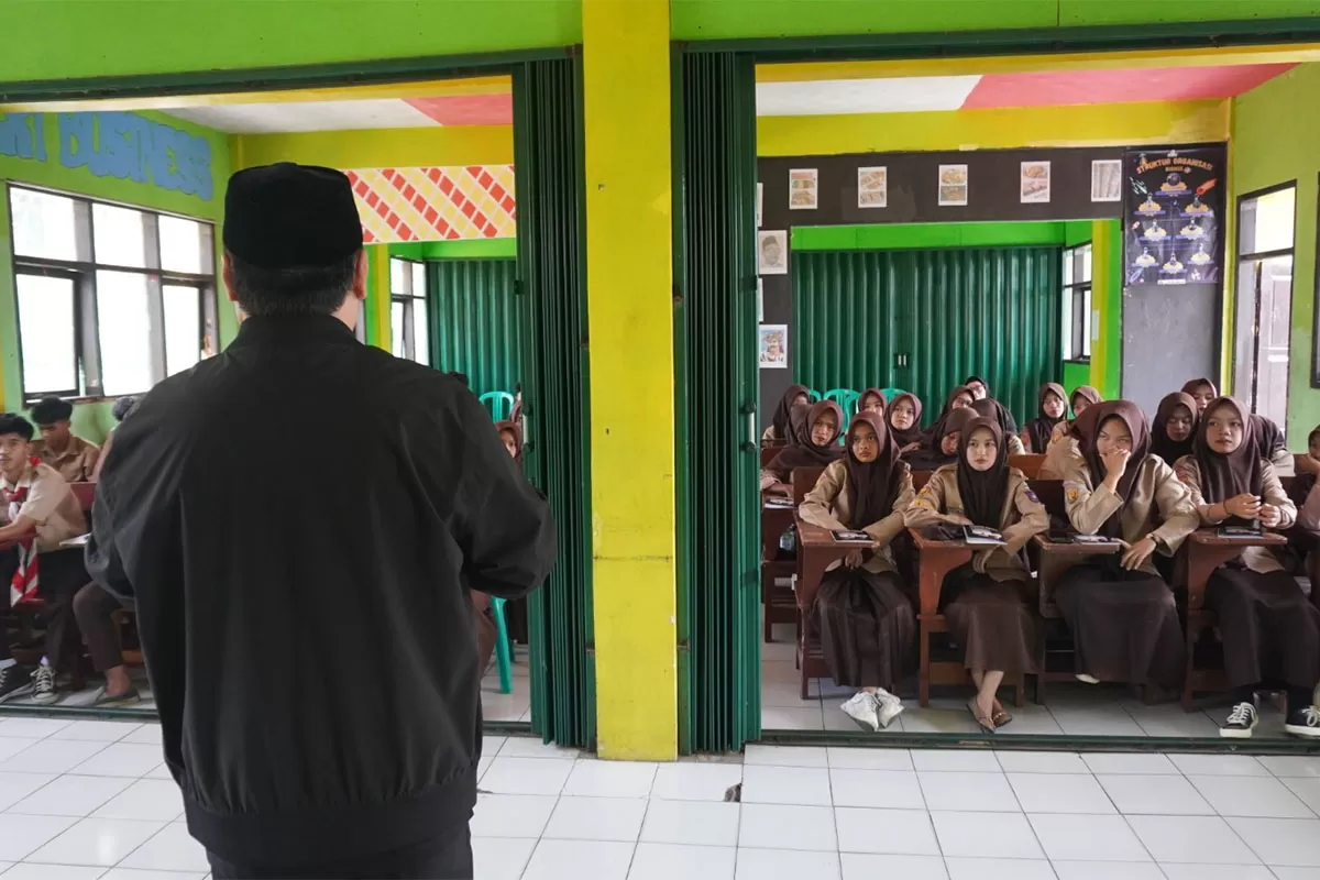 Anggota Komisi IV DPRD Provinsi Jawa Barat dari Fraksi PDI Perjuangan, Arip Rachman, SE, MM dalam kegiatan pendidikan demokrasi yang digelar di SMK Islam Paniis, Desa Mandalagiri, Kecamatan Leuwisari, Kabupaten Tasikmalaya, Jawa Barat, Sabtu (24/1/2026). (Dok. DFK)