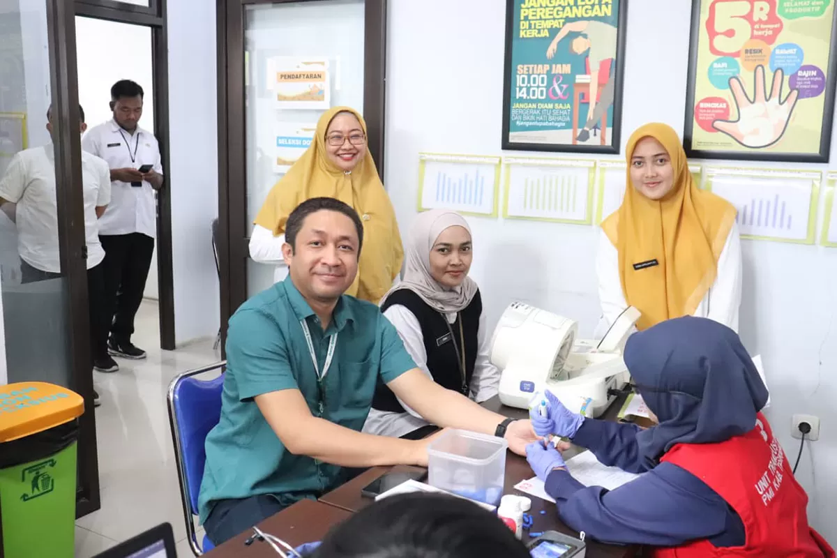 dr. Rikisetya Adhi Perdana, M.Biomed, Sp.OG salah satu tim medis RSUD KHZ Musthafa menjalankan pemeriksaan kesehatan awal sebelum donor darah. (Dok. DFK)