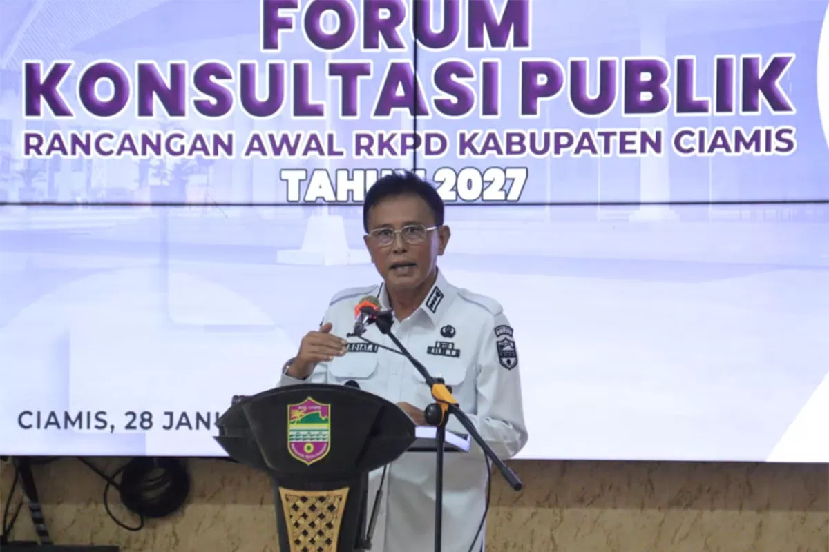 Bupati Ciamis H. Herdiat Sunarya menyampaikan arahannya pada&nbsp;Forum Konsultasi Publik RKPD&nbsp;dalam menyusun RKPD Kabupaten Ciamis 2027 yang realistis dan terukur. (Dok. Kominfo Ciamis)