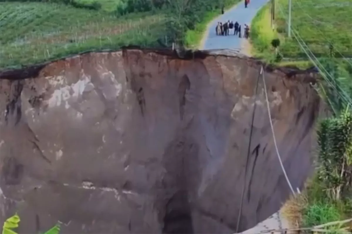 Lubang Raksasa Aceh Tengah di Desa Pondok Balik membuat Jalan Terputus dan memicu kekhawatiran longsor susulan. (Instagram/trendingbuzz.id)