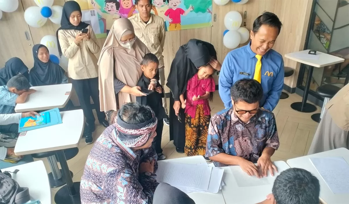 Wakil Wali Kota Tasikmalaya&nbsp; Rd. Diky&nbsp; Candra Negara (kiri) bersama Doni penyandang tuna netra saat mempraktekan menulis di kertas Braille dengan reglet di McD Djuanda Tasikmalaya, Kamis 29 Januari 2026. (Dok. Asep M.S)