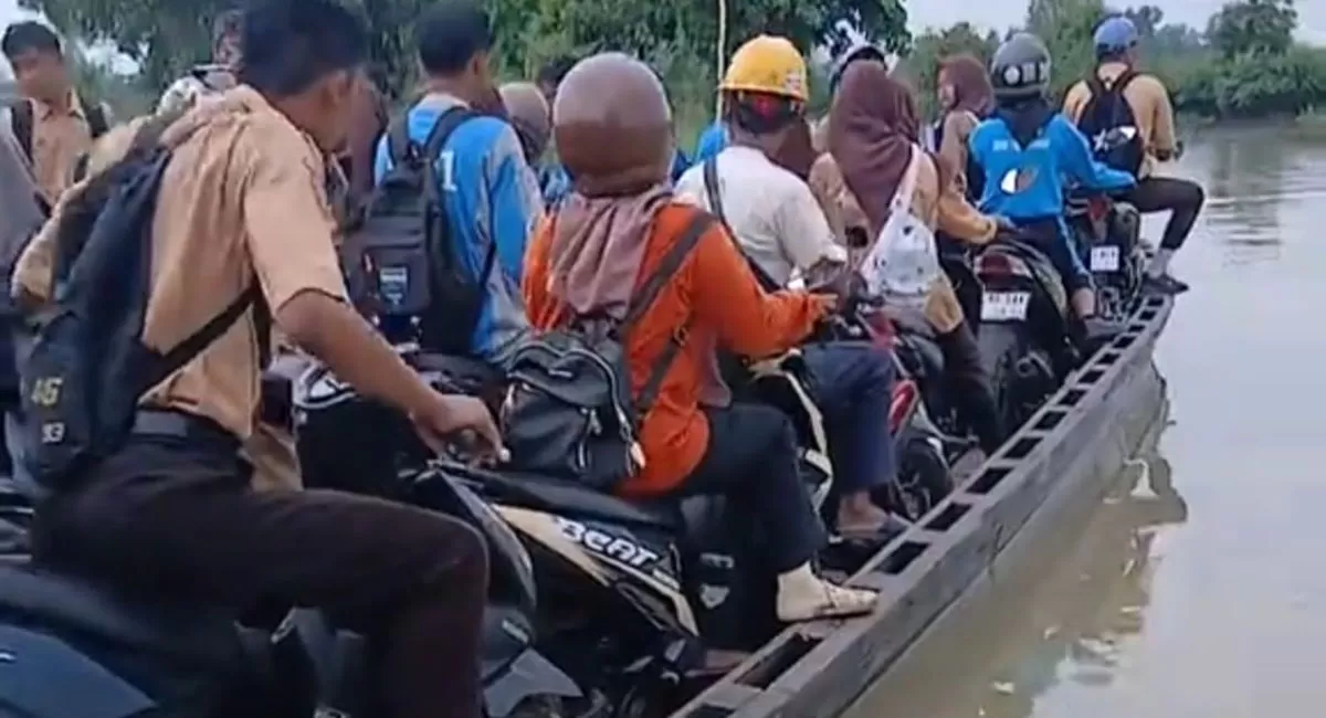 Viral akses penyeberangan Way Bungur Lampung Timur. Warga dan pelajar setiap hari menyeberang sungai menggunakan rakit kayu seadanya.   (TikTok/president_angler_liar)