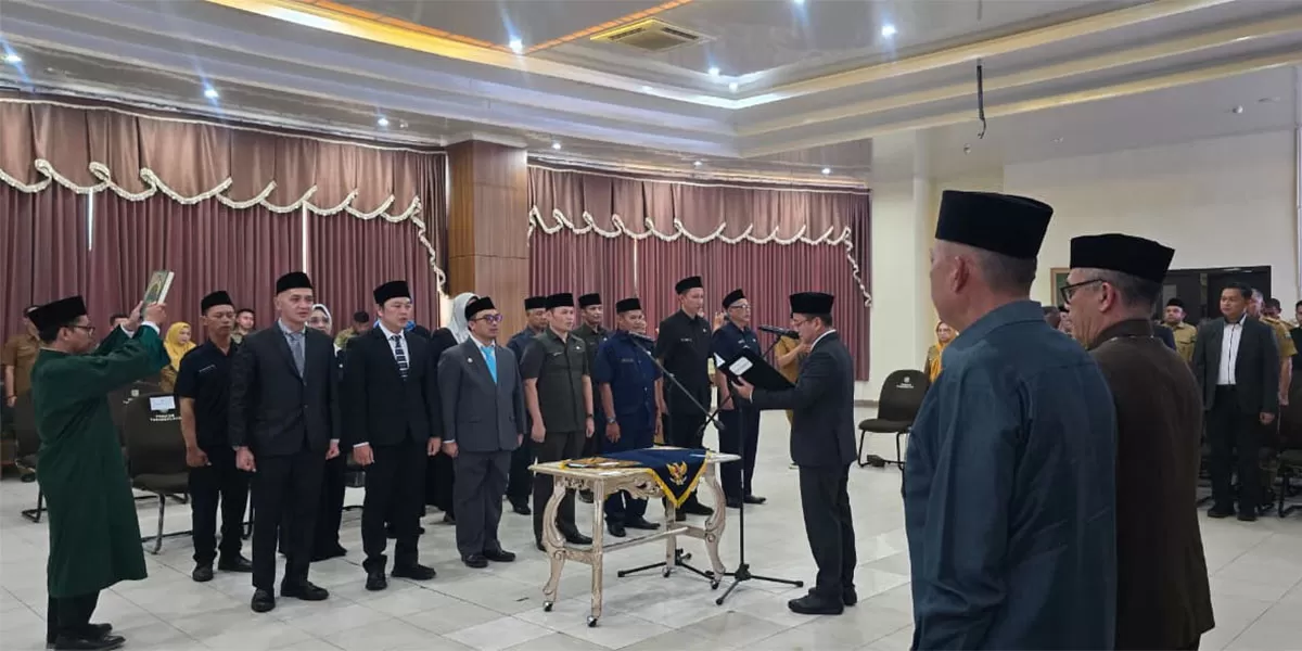 Bupati Tasikmalaya Cecep Nurul Yakin memimpin pengambilan sumpah dan pelantikan 14 pejabat di lingkungan Pemerintah Kabupaten Tasikmalaya,&nbsp;Selasa (3/2/2026). (Dok. DFK)