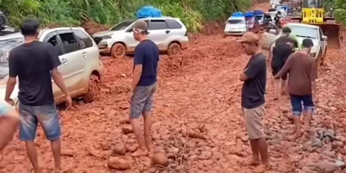 Jalan rusak Lampung Barat kembali viral setelah rombongan pengantin terjebak tanah licin menuju Suoh. (TikTok/Afreza_)
