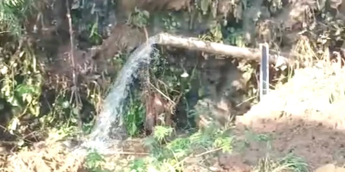 Longsor Selasa (3/1/2026) di Kampung Leuwirupit, Cisayong, Kabupaten Tasikmalaya, merusak pipa transmisi 160 mm dan mengganggu distribusi air bersih warga. (Dok. DFK)