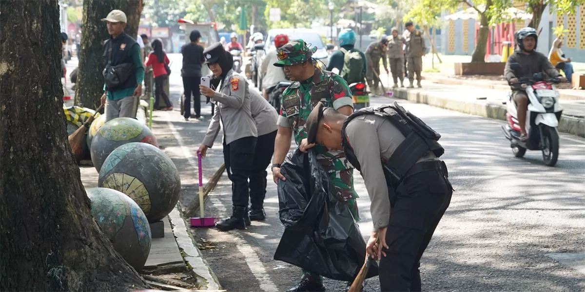 Polres Tasikmalaya Kota bersama stakeholder melakukan aksi bersih-bersih di kawasan Kompleks Olahraga Dadaha, Kota Tasikmalaya,&nbsp;Rabu (4/2/2026).&nbsp; (Dok. Asep M.S)