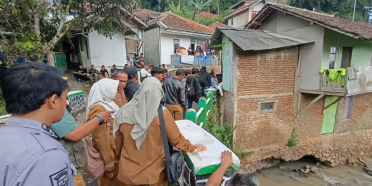 Seorang ibu hilang di Bandung diduga hanyut ke Sungai Cijagra usai lantai rumah ambruk. Pencarian masih berlangsung. (Instagram/kecamatankutawaringin))