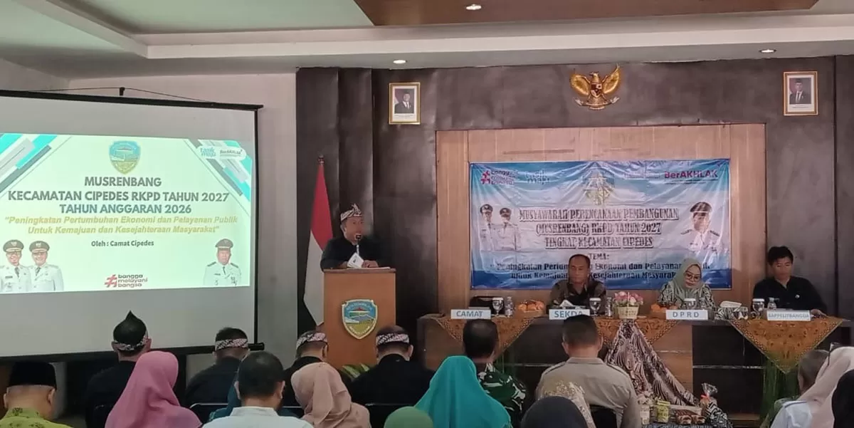 Sekertaris Daerah Kota Tasikmalaya Drs. H.Asep Guparuloh, M.Pd (kiri duduk) pada kegiatan musrenbang Kecamatan Cipedes, di Aula Kantor Kecamatan Cipedes, Kamis (5/02/2026). (Dok. Asep M.S)